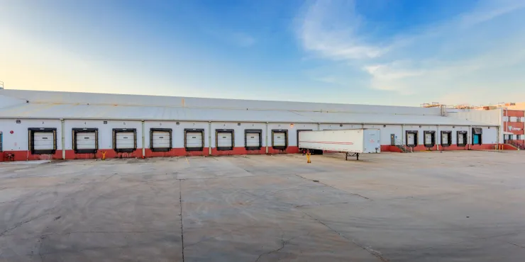 Foto exterior del patio y muelle de las instalaciones de Lineage en Jackson