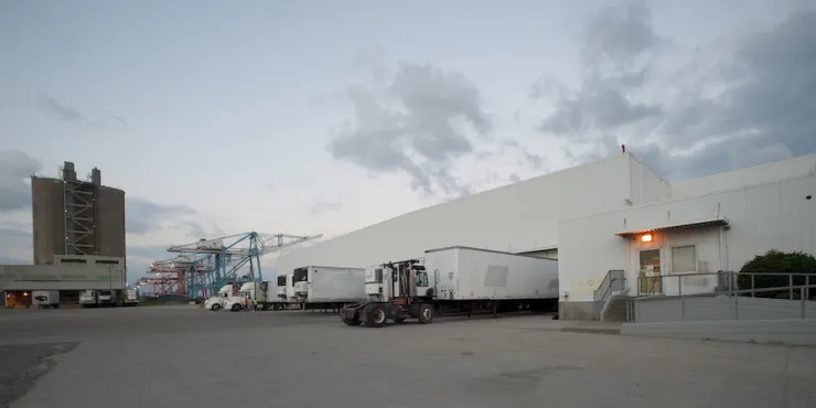 Foto exterior de las instalaciones de Lineage en Norfolk al atardecer