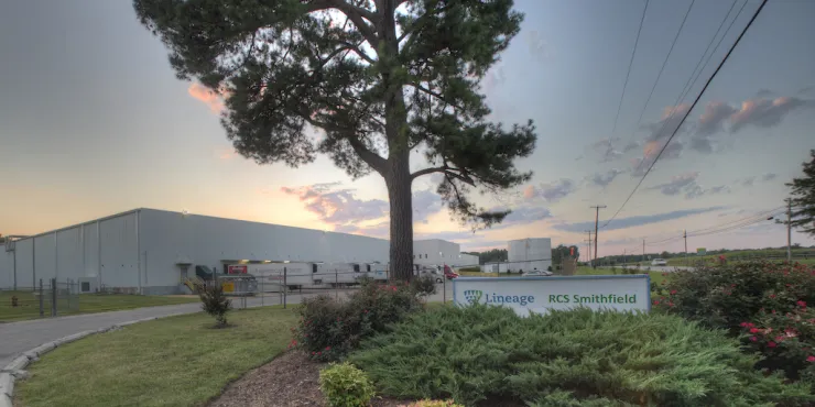 Foto exterior de las instalaciones de Lineage en Smithfield (Virginia)