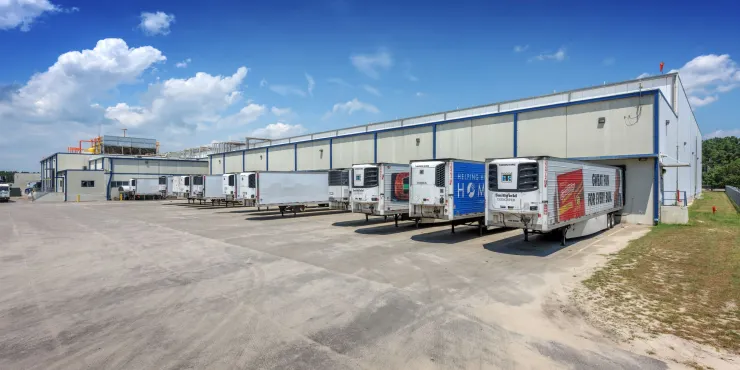 Foto exterior de las instalaciones de Lineage en Tar Heel