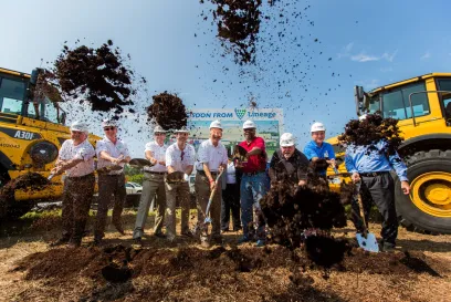 des gens avec des pelles qui jettent de la terre en l’air