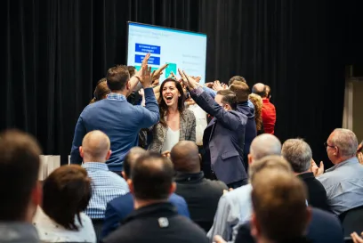 Les employés de Lineage Logistics sourient et se félicitent mutuellement