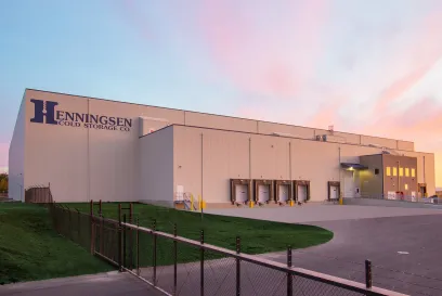 Coucher de soleil sur l’entrepôt frigorifique Henningsen