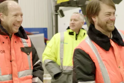 Lineage Les propriétaires de l’entrepôt souriants