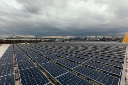 panneaux solaires au sommet de l’entrepôt
