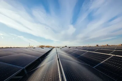 panneaux solaires au sommet de l’entrepôt