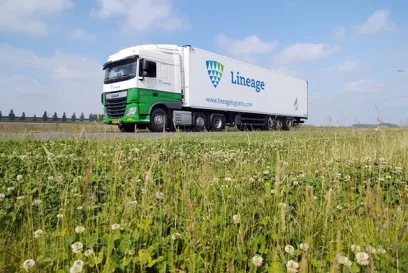 Semi-remorque avec le logo de la lignée roulant sur l’autoroute
