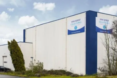 à l’extérieur de l’entrepôt frigorifique