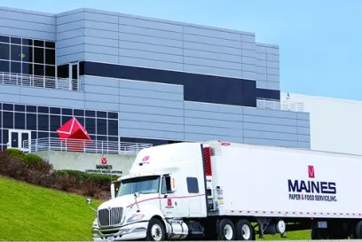 Camion de papier et de nourriture du Maines devant un immeuble de bureaux