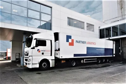 camion logistique partenaire à l’extérieur de l’immeuble de bureaux