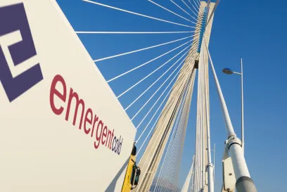 logo froid émergent sur un camion qui passe sur un pont