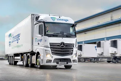 camion de lignée devant l’entrepôt