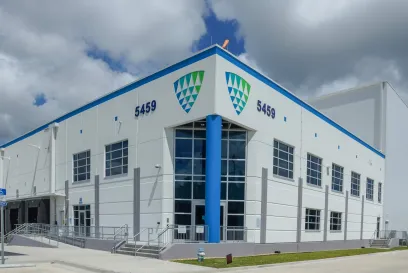 Exterior view of Lineage’s Doolittle facility in Jacksonville, showcasing the modern design of the cold storage warehouse under a cloudy sky.