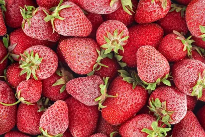 Imagen en primer plano de fresas congeladas, que ilustra las capacidades logísticas a temperatura controlada de Lineage en donaciones de alimentos.