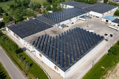 Aerial view of a Lineage cold storage facility in Canada with rooftop solar panels, showcasing sustainable warehousing and energy-efficient operations.