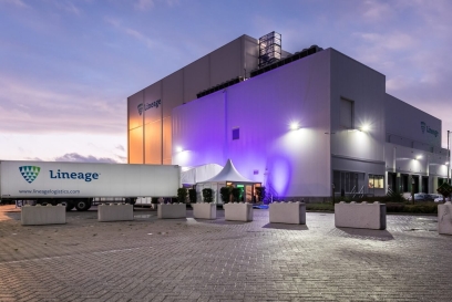 Exterior de las instalaciones CoolPort 2 de Lineage, en los Países Bajos, con luces de colores.