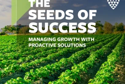 Campo de cultivo verde bajo un cielo despejado con el texto en negrita "Las semillas del éxito: Gestionar el crecimiento con soluciones proactivas".