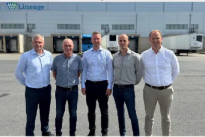 Los equipos directivos de Danpo y Lineage en el exterior del almacén frigorífico de Vejle (Dinamarca).