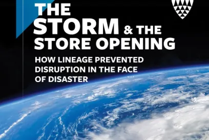 Imagen de satélite de un potente sistema de tormentas sobre la Tierra con el texto "La tormenta y la apertura de la tienda: cómo Lineage evitó la interrupción ante el desastre".