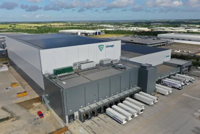 Almacén frigorífico automatizado de Lineageen Peterborough (Reino Unido), con paneles solares y múltiples muelles de carga para la distribución de productos refrigerados y congelados.
