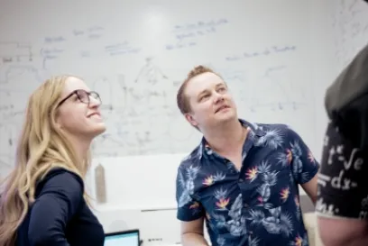 El equipo de ciencia de datos Lineage analiza modelos de cadena de suministro en una pizarra durante una sesión de optimización de redes.