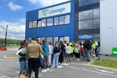 Las familias se reunieron frente a las instalaciones de Lineage en Harnes (Francia) durante el Día de la Familia, preparándose para visitas y actividades que celebran el orgullo y la conexión del equipo.