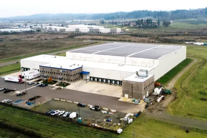 Una vista aérea del almacén frigorífico de Lineage en Salem (Oregón) muestra que el edificio tiene paneles solares en el tejado.