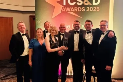 El equipo Lineage UK celebra su victoria como operador de almacenamiento a temperatura controlada del año 2025 en los premios TCS&D.