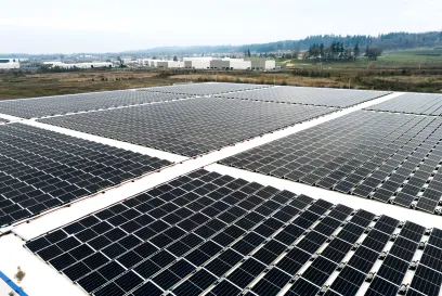 Panneaux solaires sur le toit d’une installation de stockage frigorifique