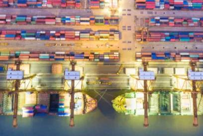 Navires et conteneurs au port, en attente d’exportation.