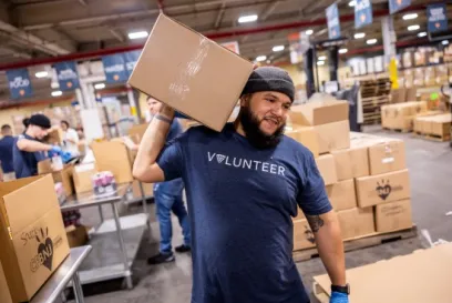 Lineage team member lifting a box at a volunteer event with the Lineage Foundation for Good