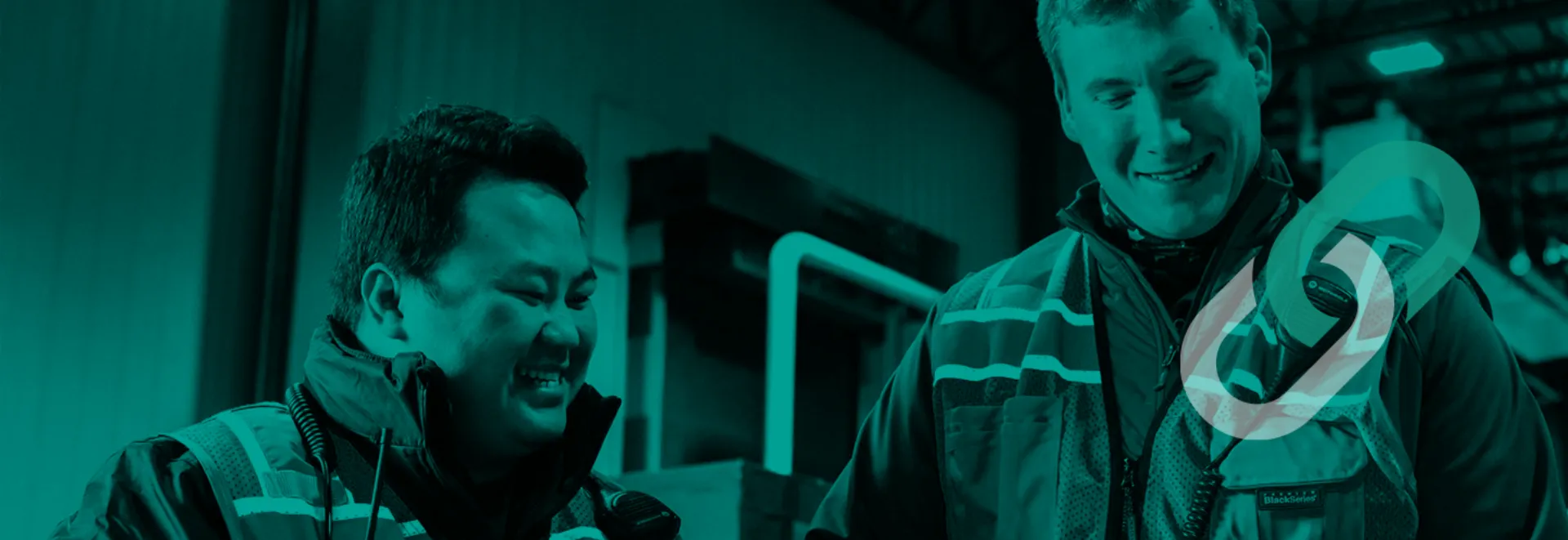 Trabajadores de Lineage con un lavado verde sobre la imagen