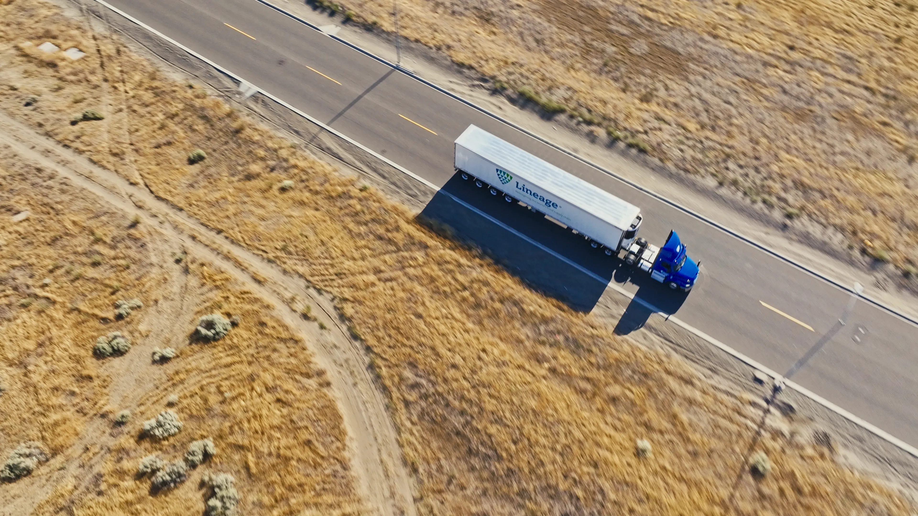 Camión de Lineage atravesando el desierto