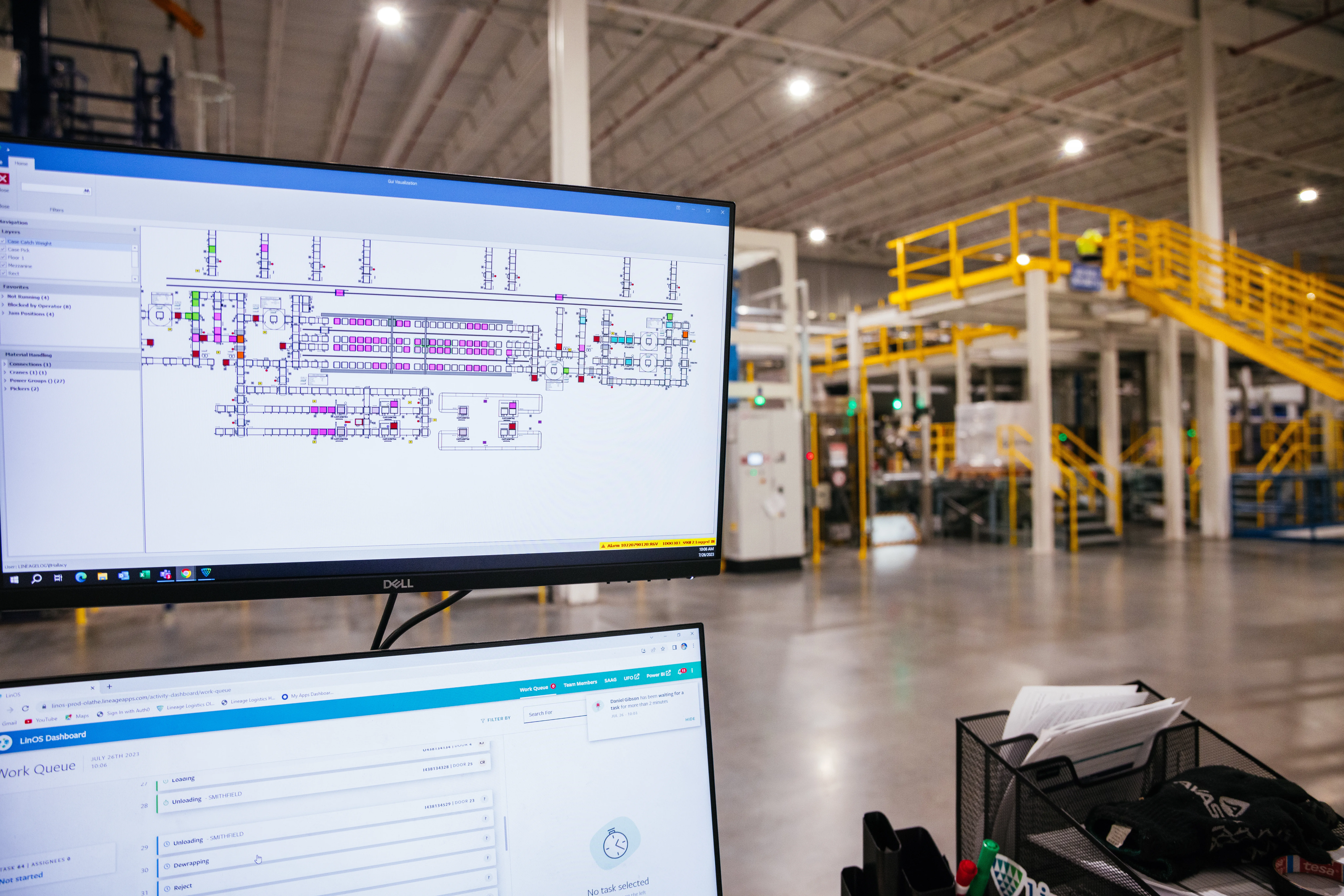 Deux écrans d’ordinateur dans un Lineage entrepôt