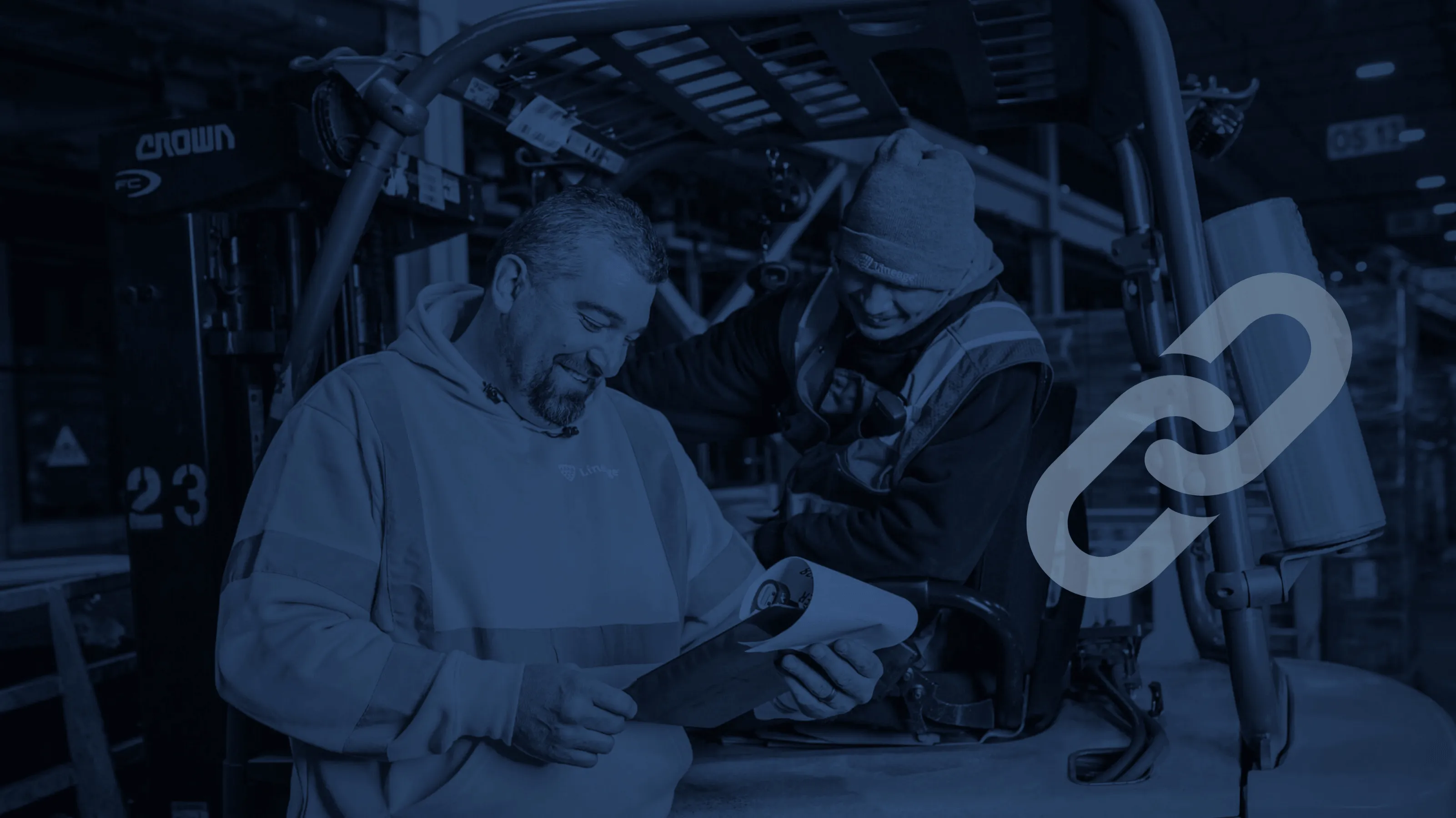 Foto de ética y cumplimiento de dos miembros del equipo con chaleco naranja