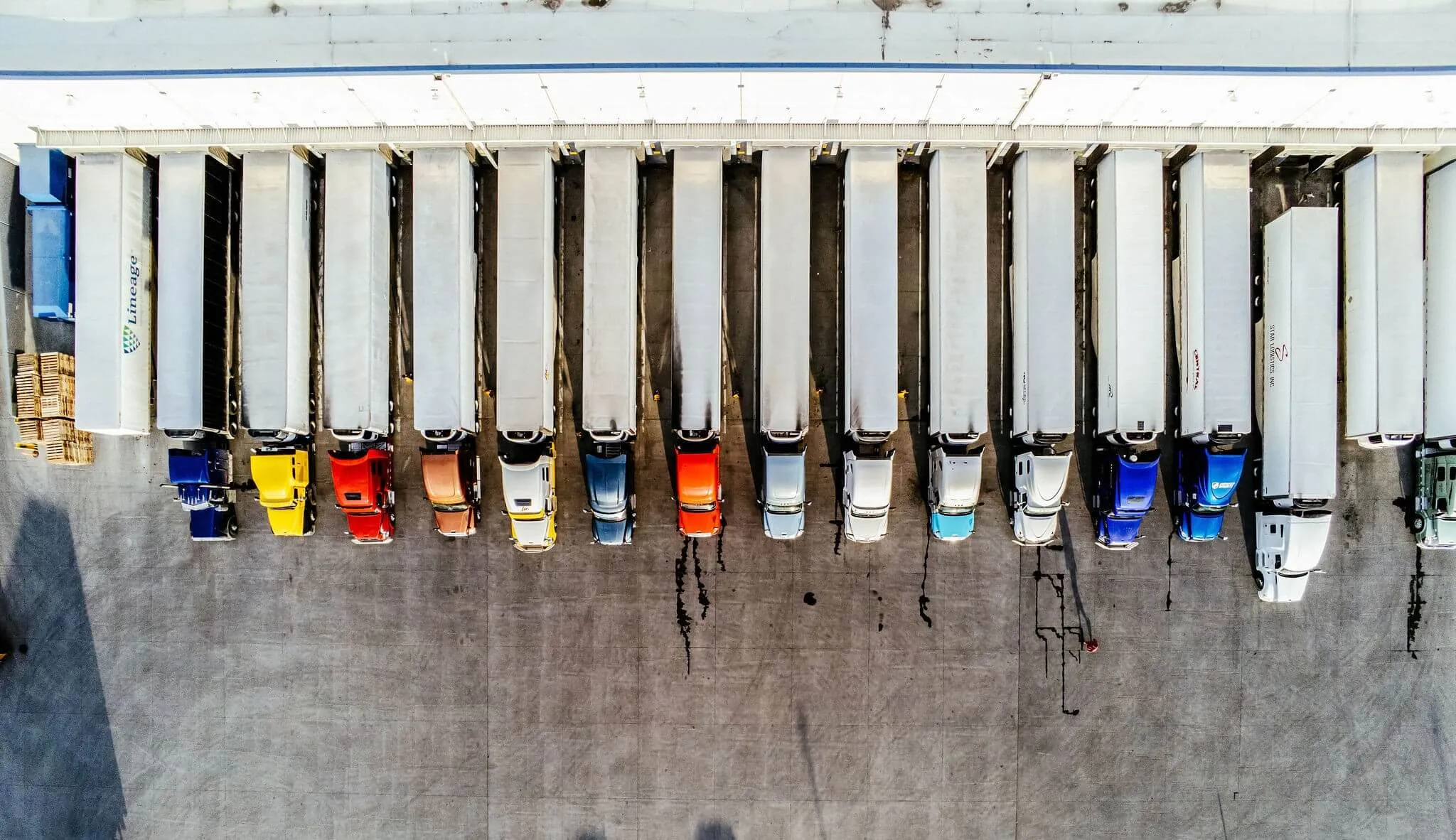 Vista aérea de camiones frigoríficos atracados en un almacén frigorífico de Lineage , listos para el envío de cargas inferiores a un camión.