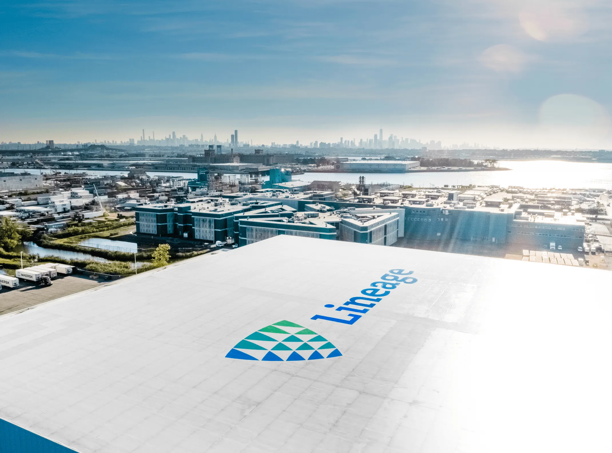 Centro logístico Lineage con almacén frigorífico cerca del puerto y del perfil urbano