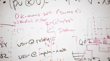 Des formules sur un tableau blanc montrant comment LineageL’équipe de science des données résout des problèmes concrets en ingénierie de la chaîne d’approvisionnement.