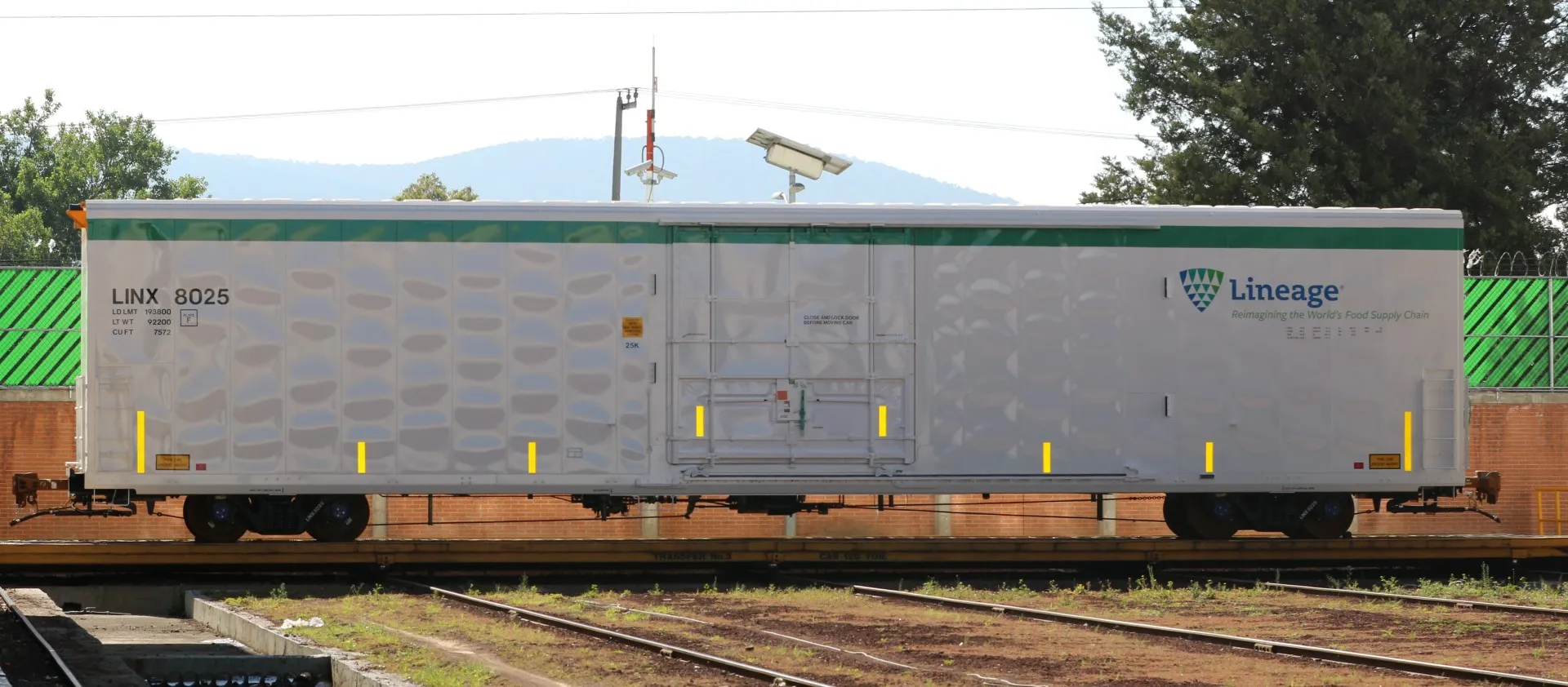 Vagón Lineage situado sobre las vías férreas, diseñado para proteger los productos sensibles a la temperatura durante el transporte de larga distancia.