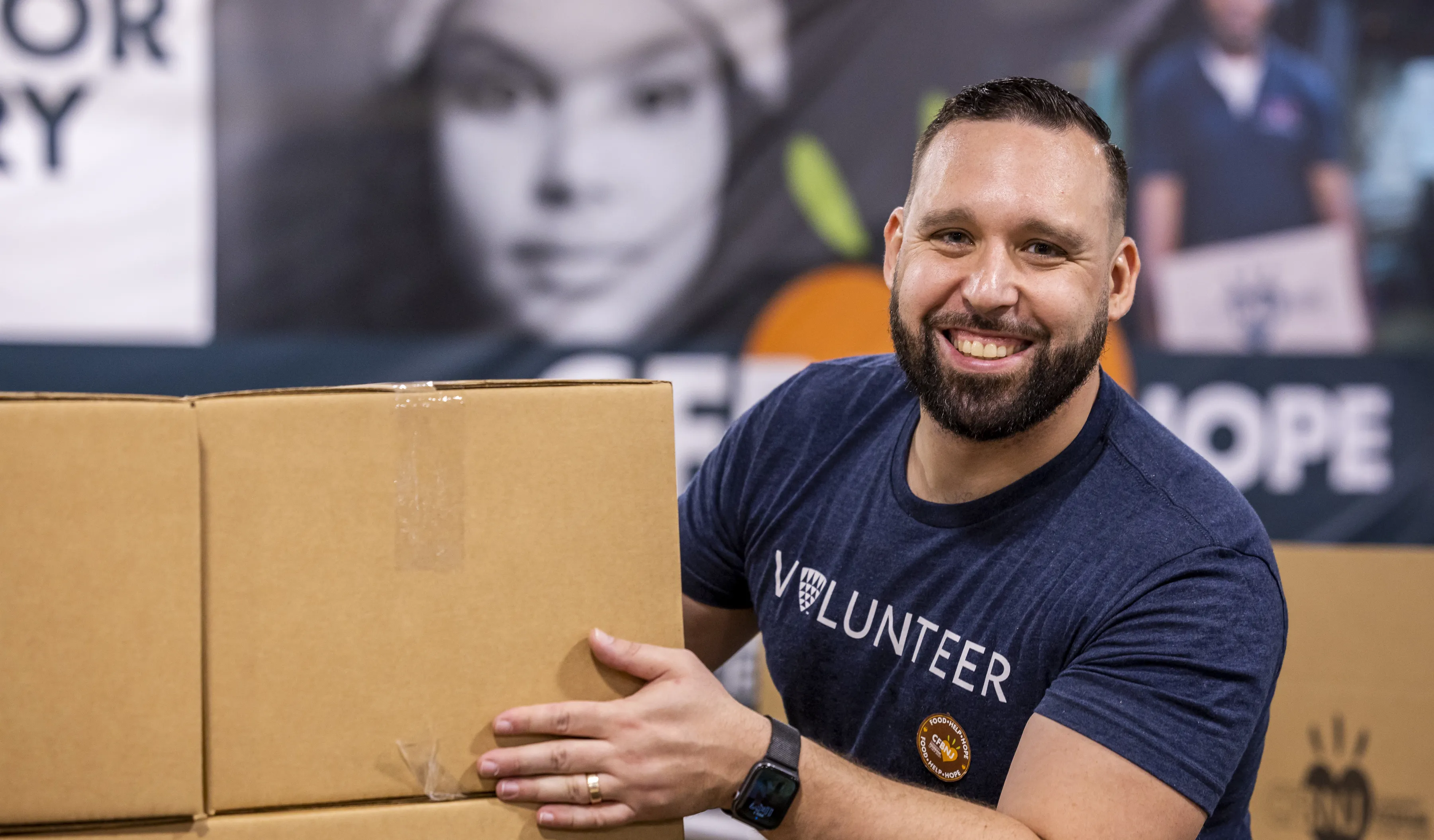 Miembro del equipo de voluntariosFoundation for Good Lineage Foundation for Good empaquetando comidas para familias que pasan hambre o sufren inseguridad alimentaria.