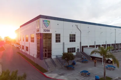 Vue aérienne de LineageEntrepôt frigorifique et installation logistique portuaire de Vernon au 3200, boulevard East Washington