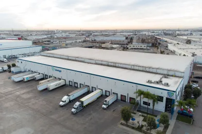 Vista aérea del almacén frigorífico de Lineageen el 3100 East Washington de Los Ángeles.