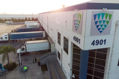 Entrada principal del almacén Vernon - 4901 Bandini, destacando la señalización y los principales accesos