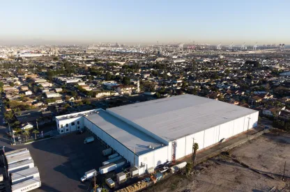 Vue aérienne de LineageEntrepôt frigorifique de Wilmington, près du port de Los Angeles