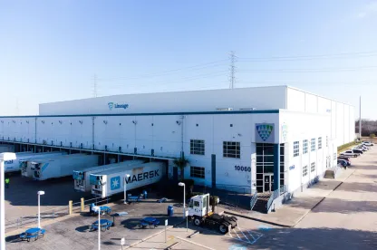 Photo aérienne d’un entrepôt frigorifique centré sur le port à La Porte, TX