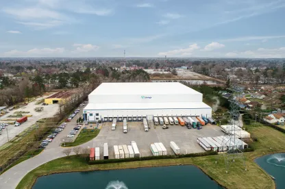 Photographie aérienne d’un entrepôt frigorifique