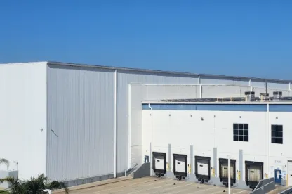 Exterior del almacén frigorífico Vernon 10 de Lineage, en el 2100 de la calle 55 E.