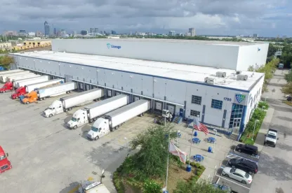 Plan extérieur de LineageWest Beaver à Jacksonville avec plusieurs camions aux quais de chargement, sous un ciel nuageux. 