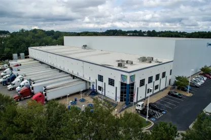 Vue extérieure de LineageCollege Park à Atlanta, présentant un entrepôt moderne avec plusieurs quais de chargement et un grand stationnement pour camions.