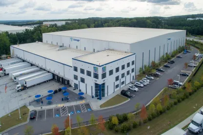 Vista exterior del almacén frigorífico de Lineageen Lithia Springs, Atlanta, que muestra un moderno diseño de almacén con múltiples muelles de carga y zonas de aparcamiento.